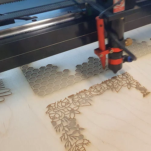 Cięcie laserowe na maszynie CNC w profesjonalnym warsztacie