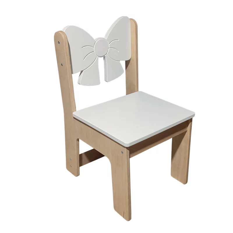 Białe krzesło dziecięce z dekoracyjnym oparciem w kształcie kokardy