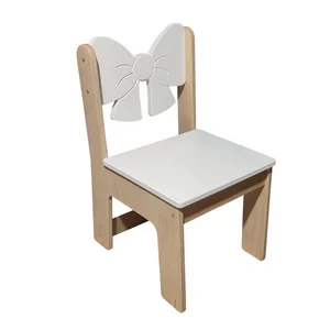Białe krzesło dziecięce z dekoracyjnym oparciem w kształcie kokardy
