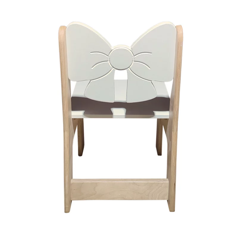 Drewniane krzesło dziecięce w kolorze białym dla dzieci