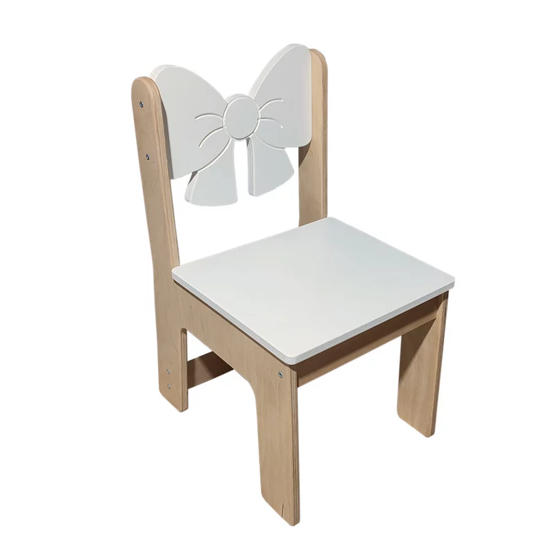 Białe krzesło dziecięce z drewna w aranżacji pokoju, widok z przodu