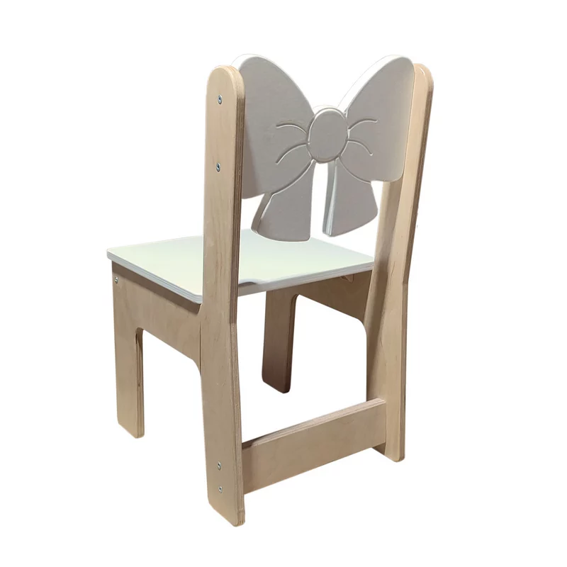 Białe drewniane krzesło dziecięce z kokardką