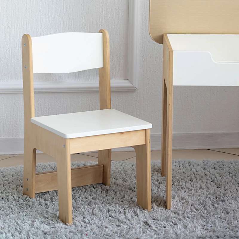 Białe drewniane krzesełko dziecięce dla dzieci 2–5 lat