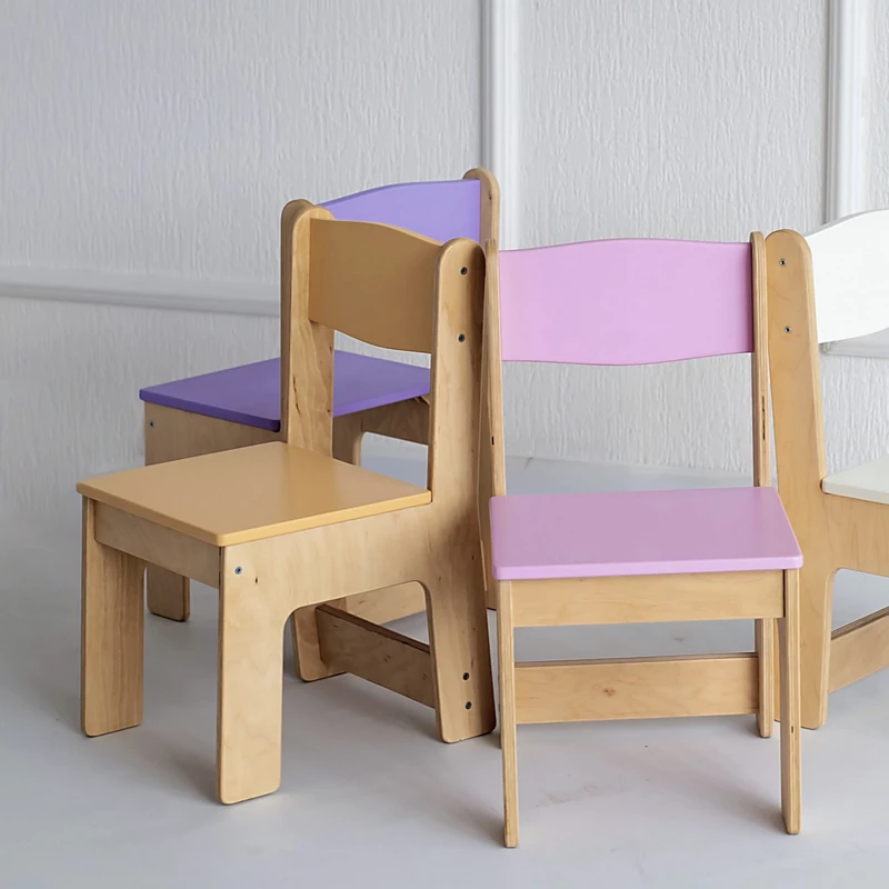 Fioletowe drewniane krzesełko z naturalnego drewna