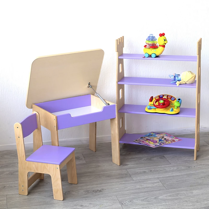 Drewniany stolik dziecięcy z krzesełkiem i półką